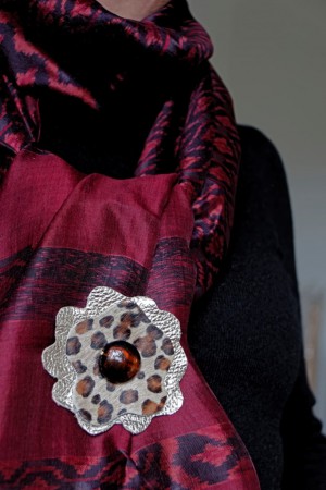 broche en cuir or et cuir poilé léopard, verre soufflé murano